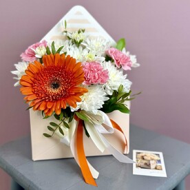 Коробка-конверт с хризантемами, диантусами и оранжевой герберой