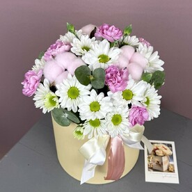Коробка с ромашковыми хризантемами, кустовыми диантусами и эвкалиптом
