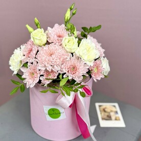 Нежная коробка с хризантемой, эустомой и диантусами. Акция!