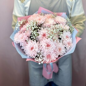 Нежный букет с хризантемами и гипсофилой
