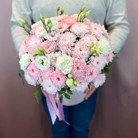 Большая шляпная коробка в нежных тонах с кустовой хризантемой, эустомой и диантусами