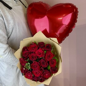 Букет из 19 свежесрезанных бордовых роз в натуральной крафтовой бумаге+ шар-сердце