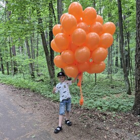 Яркое облако из шаров, шары с гелием