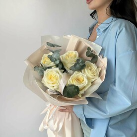 Букет «Пять сливочных роз с эвкалиптом»