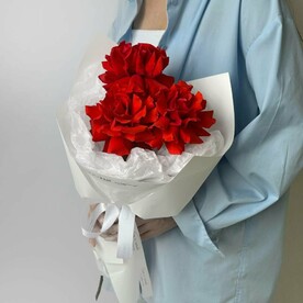 Букет из трех алых французских роз