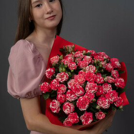 Букет из кустовых ярких роз