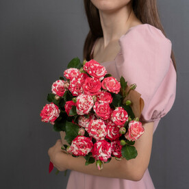 Букет комплимент из яркой кустовой розы