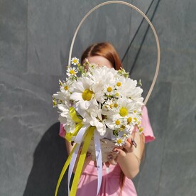 Композиция в корзине с ромашками