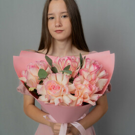 Букет из 5 французских роз и эвкалипта