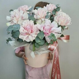 Французские розы в шляпной коробке