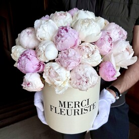 Пионы 43 шт. В шляпной коробке, премиум букет