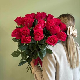 21 алая высокая роза