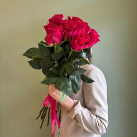 7 алых высоких роз