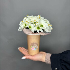 Композиция в стакане из ромашек