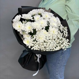 Букет из белых хризантем и гипсофилы