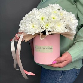 Белые хризантемы в шляпной коробке