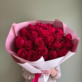 Букет ярких роз для девушки