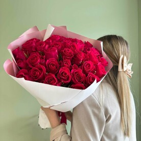 Яркий букет из розовых роз