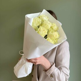 7 белых роз в матовой пленке