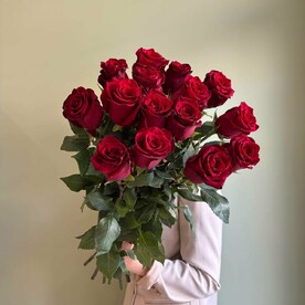 Букет из 15 красных роз в атласной ленте