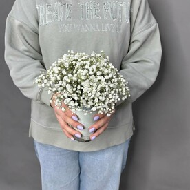 Композиция из белой гипсофилы в кофейном стакане