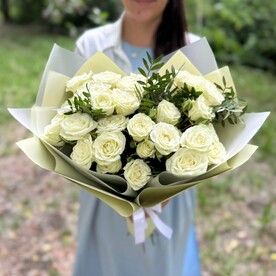 Букет S №231 Белые  розы 9 шт= 27 бутонов + фисташка