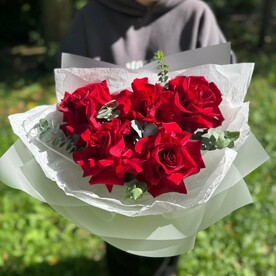 Красные эквадорские розы во французском стиле с эвкалиптом