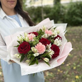 Букет R702 из стойких красных роз с альстромерией и диантусами