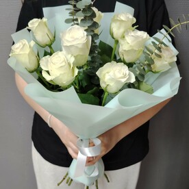 Белые розы 9 шт с эвкалиптом