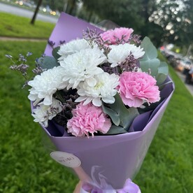 Букет-комплимент с кустовой хризантемой и диантусами