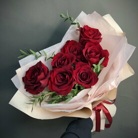 Красные розы в стильной упаковке