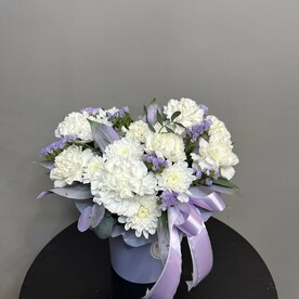 «Лила» стойкая композиция из светлых цветов