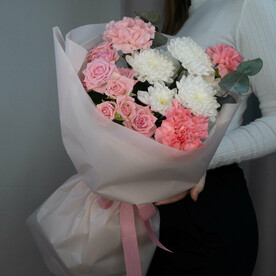 Стильный букет с кустовой розой💕