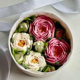 Пионы розовые и белые из зефира в подарочной коробке