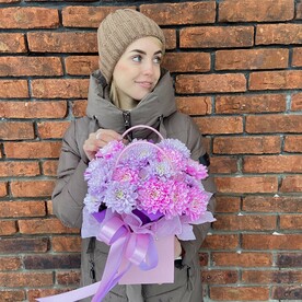 Яркая сумочка из хризантем