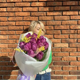 Букет фиолетовых тюльпанов с мимозой