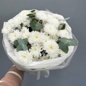 Букет кустовой хризантемы с эвкалиптом