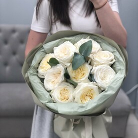 9 пионовидных роз с эвкалиптом