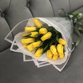 19 желтых тюльпанов