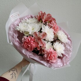 Сборный букет из хризантемы, диантуса и альстромерии