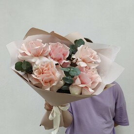 Французские розы с эвкалиптом в оформлении