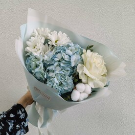 Легкий букет комплимент с гортензией