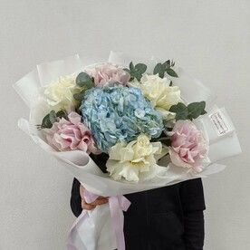 Сборный шикарный букет с гортензией и французскими розами