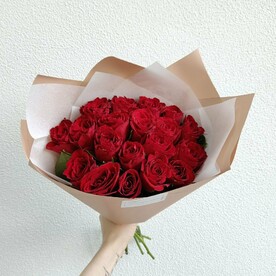 19 красных кенийский роз в оформлении