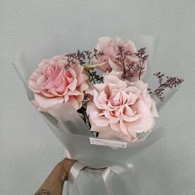 3 французских розы с лимониумом в оформлении