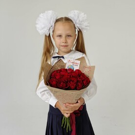 15 красных кенийских роз в оформлении