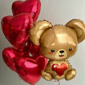 Композиция из воздушных гелиевых шаров с красными сердцами и мишкой