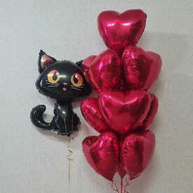 Композиция из фонтана с красными шарами сердцами и фигурой кот