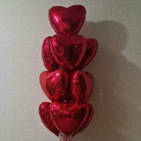 Фонтан из 10 фольгированных красных сердец