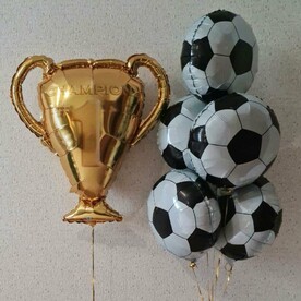 Композиция из воздушных шаров с фигурой кубок золотой и мячи